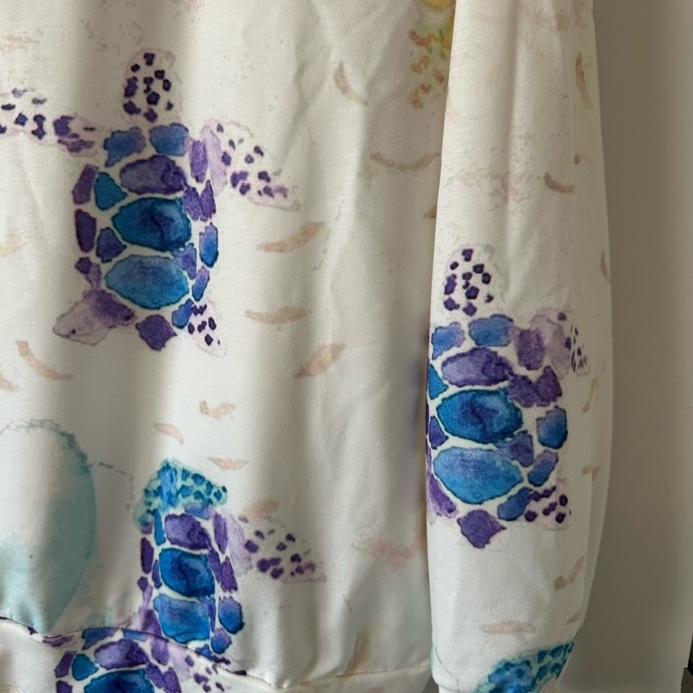 White top with turtles print -Large NWOT - Picture 2 of 9